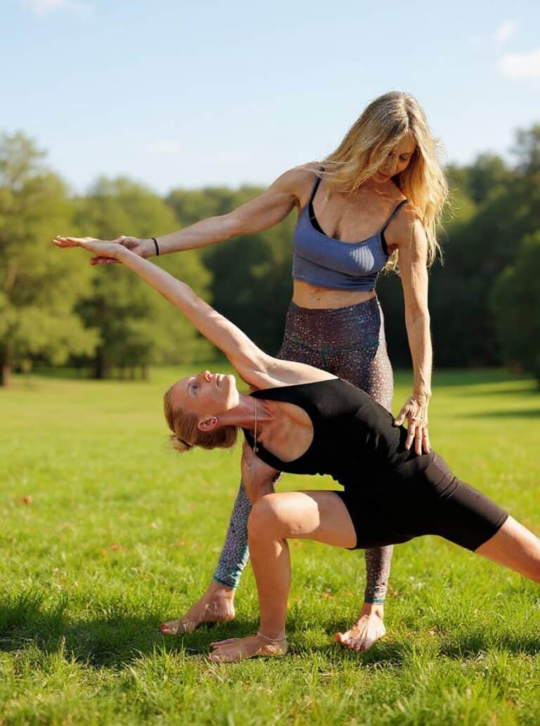 Lezione individuale di Ashtanga Yoga con aggiustamento della posizione all’aperto