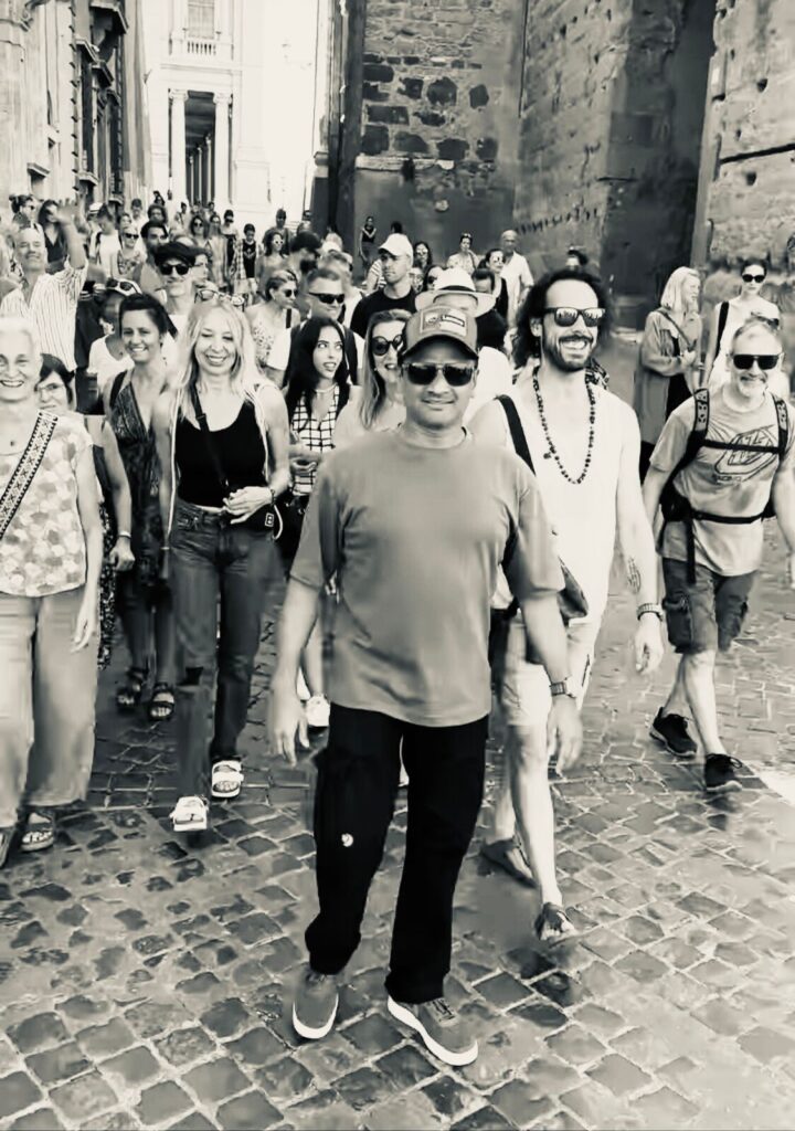 Francesca d’Errico con Sharath Jois a Roma, in un’immagine in bianco e nero